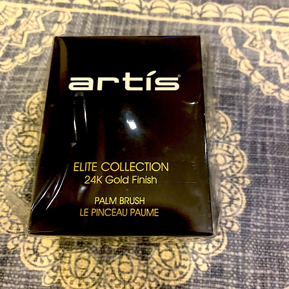 brand new Artís Elite Collection Palm Brush.